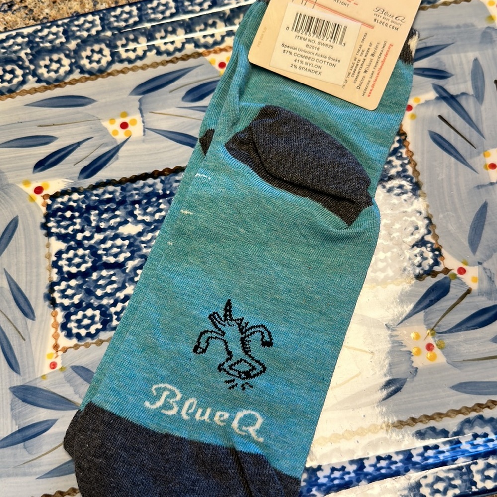 NIP Blue Q Fantasy Fan Pack Mer-Mazing Oven Mitt & Special Unicorn Socks - Picture 8 of 13